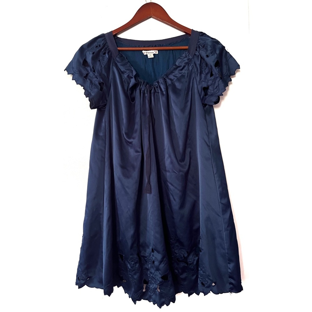 Forever 21 Navy floral cut out tunic top size M